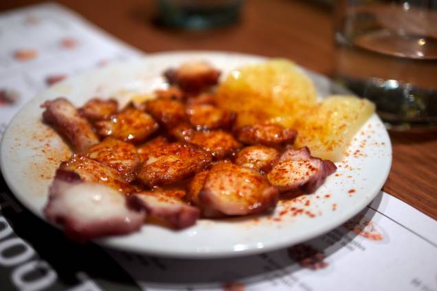 <em>Tapas </em>e rações de frutos do mar (como o polvo da foto) são uma forma saudável de matar a forme nas ruas de Barcelona. Crédito: Jun Seita/CC <em>Tapas </em>e rações de frutos do mar (como o polvo da foto) são uma forma saudável de matar a forme nas ruas de Barcelona. Crédito: Jun Seita/CC