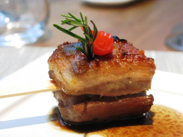 No <strong>Brasero Amatxu</strong> os destaques são a tosta de sardinha marinada com manteiga de anchovas e caviar de berinjela; carpaccio rústico de peito de pato com laranja, picolé de barriga de porco crocante; tartine de foie gras com guisado de lentilhas e molho de mostarda com maçã; e os ovos “imperfeitos” ao azeite de trufa e farofa de brioche. De sobremesa, torrija de brioche com natillas, espetinho de mussarela fresca com morangos e calda de limão siciliano.<br /><strong>Onde: </strong>Rua José Maria Lisboa, 1065 - Jardim Paulista<br /><strong>Tel: </strong>(11) 3582-5918 <strong>Site:</strong> <a href="https://www.braseroamatxu.com" rel="www.braseroamatxu.com" target="_blank">www.braseroamatxu.com</a> No <strong>Brasero Amatxu</strong> os destaques são a tosta de sardinha marinada com manteiga de anchovas e caviar de berinjela; carpaccio rústico de peito de pato com laranja, picolé de barriga de porco crocante; tartine de foie gras com guisado de lentilhas e molho de mostarda com maçã; e os ovos “imperfeitos” ao azeite de trufa e farofa de brioche. De sobremesa, torrija de brioche com natillas, espetinho de mussarela fresca com morangos e calda de limão siciliano.<br /><strong>Onde: </strong>Rua José Maria Lisboa, 1065 - Jardim Paulista<br /><strong>Tel: </strong>(11) 3582-5918 <strong>Site:</strong> <a href="https://www.braseroamatxu.com" rel="www.braseroamatxu.com" target="_blank">www.braseroamatxu.com</a>