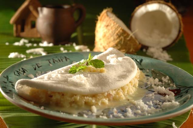 <strong>Tapioca</strong><br /> De origem tupi-guarani, a tapioca é como um crepe, mas tipicamente brasileiro. A fécula da mandioca é colocada em uma frigideira e vira quase uma massa de panqueca, que é recheada com os mais diversos sabores – do tradicional coco a até goiabada, doce de leite e morango com chocolate. Em 2006, a tapioca recebeu o título de Patrimônio Imaterial e Cultural da cidade de <a href="https://viajeaqui.abril.com.br/cidades/br-pe-olinda" rel="Olinda" target="_self">Olinda</a> <strong>Tapioca</strong><br /> De origem tupi-guarani, a tapioca é como um crepe, mas tipicamente brasileiro. A fécula da mandioca é colocada em uma frigideira e vira quase uma massa de panqueca, que é recheada com os mais diversos sabores – do tradicional coco a até goiabada, doce de leite e morango com chocolate. Em 2006, a tapioca recebeu o título de Patrimônio Imaterial e Cultural da cidade de <a href="https://viajeaqui.abril.com.br/cidades/br-pe-olinda" rel="Olinda" target="_self">Olinda</a>