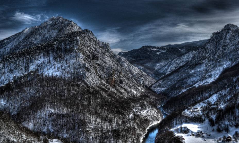 O incrível Tara River Cânion na região montanhosa de <a href="https://viajeaqui.abril.com.br/vt/blogs/achados/category/montenegro/" rel="Montenegro" target="_blank">Montenegro</a>, país localizado no leste <a href="https://viajeaqui.abril.com.br/continentes/europa" rel="Europa" target="_self">europeu</a>