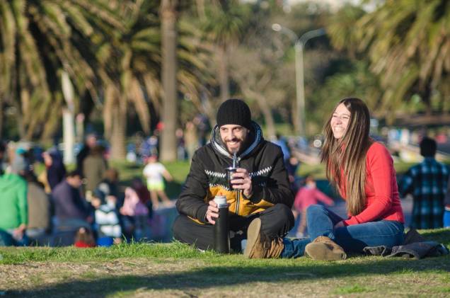 O ritual de beber o mate também faz parte da cultura e é atração turística no Uruguai. A foto Tarde de Mate, de Ramón Martínez, evidencia a tradição
