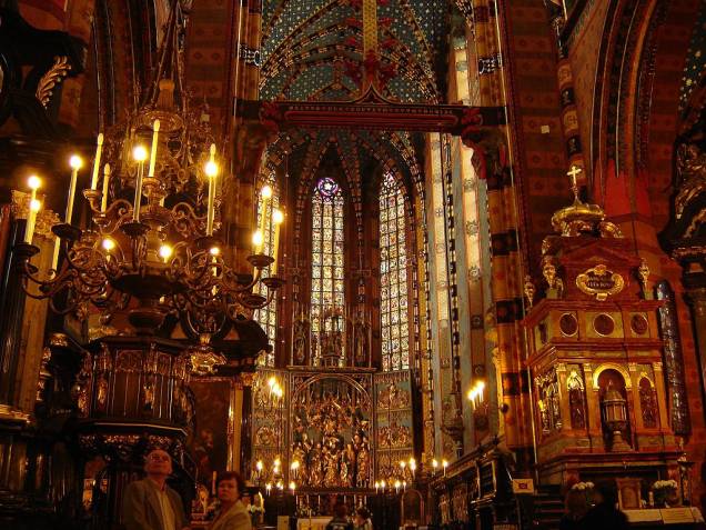 Datada do século 14 e construída na ampla Praça do Mercado de Cracóvia, a história Igreja de Maria é um símbolo do cristianismo na terra do papa João Paulo II Datada do século 14 e construída na ampla Praça do Mercado de Cracóvia, a história Igreja de Maria é um símbolo do cristianismo na terra do papa João Paulo II