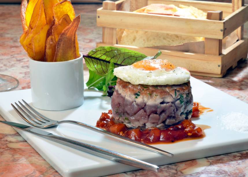 <a href="https://viajeaqui.abril.com.br/estabelecimentos/br-sp-sao-paulo-restaurante-tasca-da-esquina" rel="Tasca da Esquina">Tasca da Esquina</a>, no Jardim Paulista: o restaurante tem uma das receitas mais criativas do evento. Em vez de um hambúrguer clássico, fará uma versão desconstruída, servida no prato. O atum selado será disposto sobre chutney de pimentão defumado e coroado por um ovo frito. De acompanhamento, haverá chips de mandioquinha. <a href="https://viajeaqui.abril.com.br/estabelecimentos/br-sp-sao-paulo-restaurante-tasca-da-esquina" rel="Tasca da Esquina">Tasca da Esquina</a>, no Jardim Paulista: o restaurante tem uma das receitas mais criativas do evento. Em vez de um hambúrguer clássico, fará uma versão desconstruída, servida no prato. O atum selado será disposto sobre chutney de pimentão defumado e coroado por um ovo frito. De acompanhamento, haverá chips de mandioquinha.