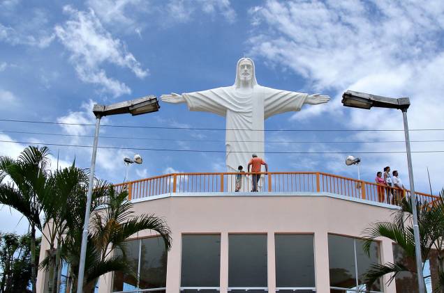 O Cristo Redentor fica em uma parte alta da cidade de Taubaté e o local funciona como um mirante, com vista panorâmica para a cidade