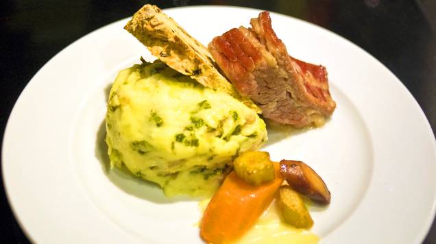 Retrato perfeito da culinária irlandesa, o Colcannon é uma receita saborosa que leva purê de batatas, couve, manteiga, sal e pimenta. Ele também pode vir acompanhado de carnes, pães e legumes