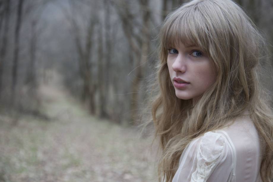 <strong>7. </strong><a href="https://www.youtube.com/watch?v=RzhAS_GnJIc" rel="Taylor Swift ft. The Civil Wars – Safe and Sound" target="_blank"><strong>Taylor Swift </strong></a><strong><a href="https://www.youtube.com/watch?v=RzhAS_GnJIc" rel="Taylor Swift ft. The Civil Wars – Safe and Sound" target="_blank">ft. The Civil Wars – Safe and Sound</a> - Cemitério em Watertown, Tennessee, <a href="https://viajeaqui.abril.com.br/paises/estados-unidos" rel="Estados Unidos" target="_self">Estados Unidos</a></strong>                        A voz aguda e aveludada de Taylor Swift rendeu uma legião de fãs e diversos prêmios à cantora. Em 2012, com o lançamento do primeiro filme da franquia <strong>Jogos Vorazes</strong>, a norte-americana lançou um elogiado single em parceria com a dupla The Civil Wars – que remetia em tudo ao sofrimento de Katniss Everdeen em meio à arena. <strong><a href="https://www.youtube.com/watch?v=RzhAS_GnJIc" rel="Assista aqui" target="_blank">Assista aqui</a></strong>