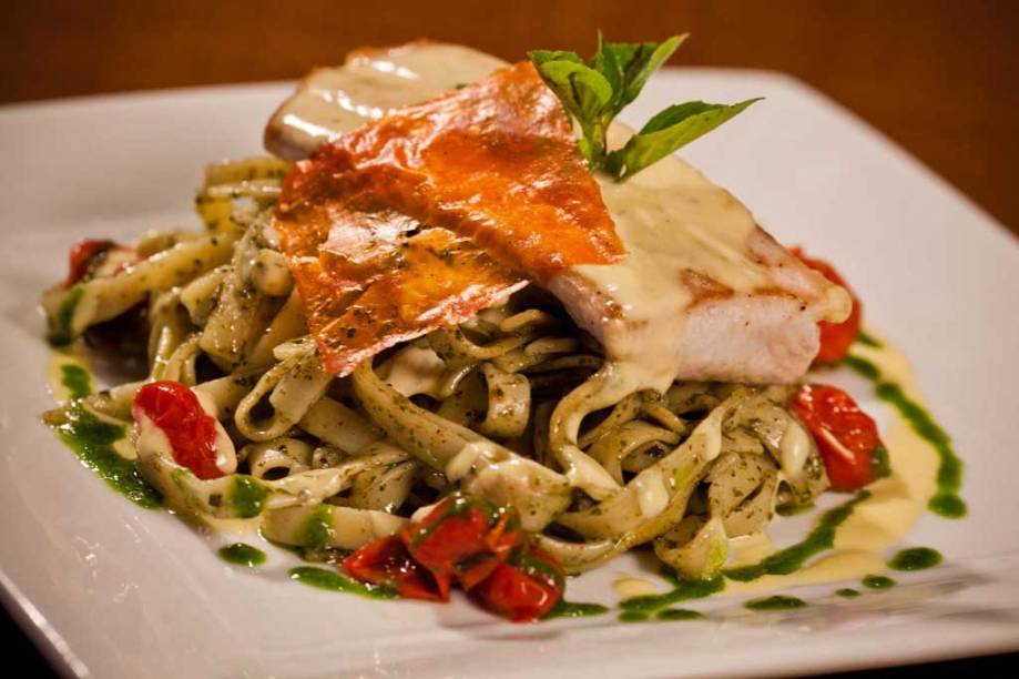 A casa peruana <a href="https://viajeaqui.abril.com.br/estabelecimentos/br-df-brasilia-restaurante-taypa" rel="Taypá"><strong>Taypá</strong></a> vai servir o filé de peixe grelhado ao molho de queijos e pimenta amarela, acompanhado de talharim ao pesto com tomate cereja