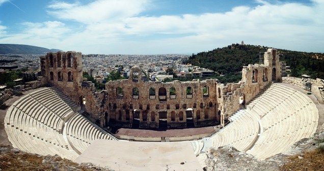 O Teatro de Herodes é um dos primeiros pontos de parada de quem visita a <a href="https://viajeaqui.abril.com.br/estabelecimentos/grecia-atenas-atracao-acropole" rel="Acrópole" target="_blank">Acrópole</a>, em <a href="https://viajeaqui.abril.com.br/cidades/grecia-atenas" rel="Atenas" target="_blank">Atenas</a>, na <a href="https://viajeaqui.abril.com.br/paises/grecia" rel="Grécia" target="_blank">Grécia</a>. Foi construído por Herodes no século 2 d.C. e hoje é um dos palcos mais concorridos do Festival Helênico, um evento anual de música, dança e teatro, que ocorre normalmente no verão