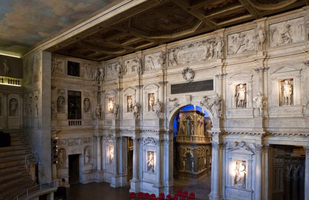<strong><a href="https://www.teatrolimpicovicenza.it/" target="_blank" rel="noopener">Teatro Olímpico de Vicenza</a>, <a href="https://viajeaqui.abril.com.br/paises/italia" target="_blank" rel="noopener">Itália</a></strong> Construído entre 1580 e 1585 sob o projeto do arquiteto da Renascença Andrea Palladio, esse belo edifício ficou marcado como o primeiro teatro coberto da Europa. Erguida com mármore, estuque e madeira, a construção impressionou pela qualidade da acústica, tendo em seu palco de estreia a encenação da tragédia <em>Édipo Rei</em>, de Sófocles. Boa parte de sua estrutura original foi preservada. Hoje, o teatro é uma atração turística, além de ser palco de concertos e exposições <strong><a href="https://www.teatrolimpicovicenza.it/" target="_blank" rel="noopener">Teatro Olímpico de Vicenza</a>, <a href="https://viajeaqui.abril.com.br/paises/italia" target="_blank" rel="noopener">Itália</a></strong> Construído entre 1580 e 1585 sob o projeto do arquiteto da Renascença Andrea Palladio, esse belo edifício ficou marcado como o primeiro teatro coberto da Europa. Erguida com mármore, estuque e madeira, a construção impressionou pela qualidade da acústica, tendo em seu palco de estreia a encenação da tragédia <em>Édipo Rei</em>, de Sófocles. Boa parte de sua estrutura original foi preservada. Hoje, o teatro é uma atração turística, além de ser palco de concertos e exposições