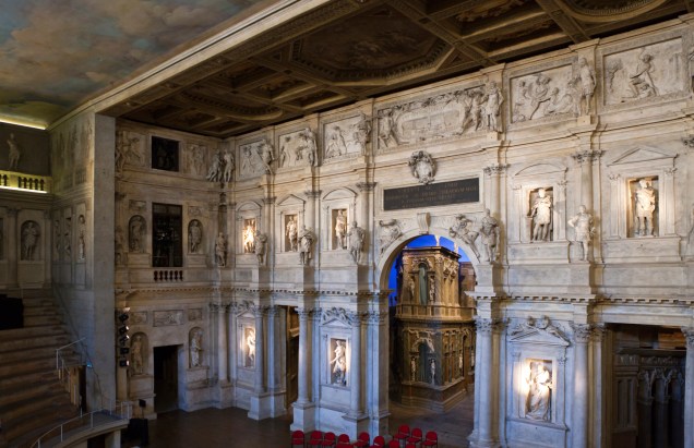 <strong><a href="https://www.teatrolimpicovicenza.it/" target="_blank" rel="noopener">Teatro Olímpico de Vicenza</a>, <a href="https://viajeaqui.abril.com.br/paises/italia" target="_blank" rel="noopener">Itália</a></strong> Construído entre 1580 e 1585 sob o projeto do arquiteto da Renascença Andrea Palladio, esse belo edifício ficou marcado como o primeiro teatro coberto da Europa. Erguida com mármore, estuque e madeira, a construção impressionou pela qualidade da acústica, tendo em seu palco de estreia a encenação da tragédia <em>Édipo Rei</em>, de Sófocles. Boa parte de sua estrutura original foi preservada. Hoje, o teatro é uma atração turística, além de ser palco de concertos e exposições