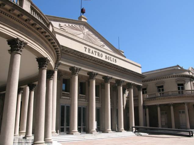 <strong><a href="https://www.teatrosolis.org.uy/index_1.html" target="_blank" rel="noopener">Teatro Solís</a>, <a href="https://viajeaqui.abril.com.br/cidades/uruguai-montevideu" target="_blank" rel="noopener">Montevidéu</a>, <a href="https://viajeaqui.abril.com.br/paises/uruguai" target="_blank" rel="noopener">Uruguai</a></strong> Palco de eventos, shows de jazz, concertos e apresentações diversas, o teatro uruguaio é considerado um dos mais emblemáticos da América do Sul. Inaugurado em 1856 com a ópera <em>Ernani</em>, de Verdi, o edifício foi inspirado no Teatro Carlo Felice, em <a href="https://viajeaqui.abril.com.br/cidades/italia-genova" target="_blank" rel="noopener">Gênova</a>. Todo o processo de construção sofreu com interrupções bruscas graças aos eventos da Guerra Civil que assolaram o país - mas que só aumentaram a expectativa quanto à sua consolidação <strong><a href="https://www.teatrosolis.org.uy/index_1.html" target="_blank" rel="noopener">Teatro Solís</a>, <a href="https://viajeaqui.abril.com.br/cidades/uruguai-montevideu" target="_blank" rel="noopener">Montevidéu</a>, <a href="https://viajeaqui.abril.com.br/paises/uruguai" target="_blank" rel="noopener">Uruguai</a></strong> Palco de eventos, shows de jazz, concertos e apresentações diversas, o teatro uruguaio é considerado um dos mais emblemáticos da América do Sul. Inaugurado em 1856 com a ópera <em>Ernani</em>, de Verdi, o edifício foi inspirado no Teatro Carlo Felice, em <a href="https://viajeaqui.abril.com.br/cidades/italia-genova" target="_blank" rel="noopener">Gênova</a>. Todo o processo de construção sofreu com interrupções bruscas graças aos eventos da Guerra Civil que assolaram o país - mas que só aumentaram a expectativa quanto à sua consolidação