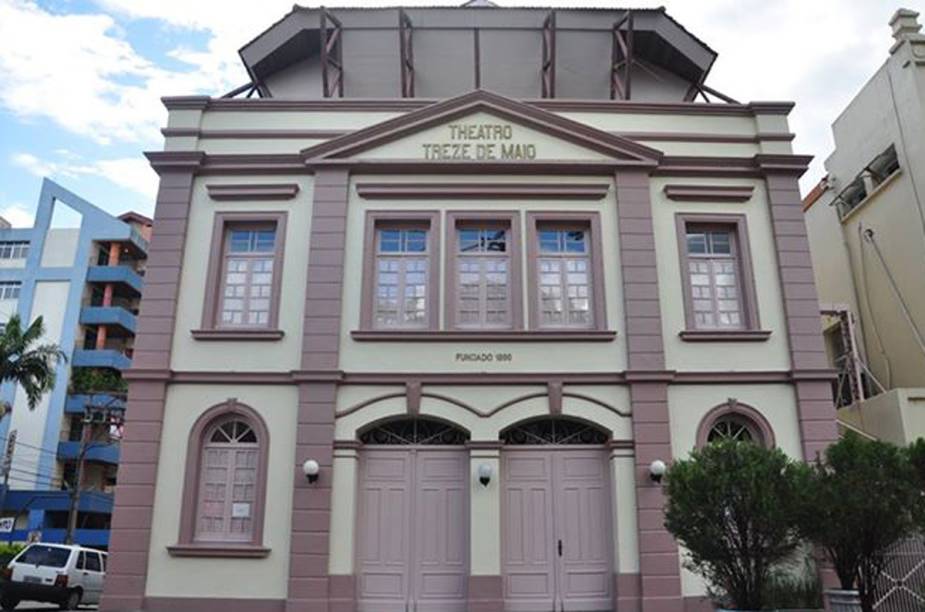 O Theatro Treze de Maio foi inaugurado em 1890. Em 1992, o prédio foi fechado para uma grande reforma. A reabertura só ocorreu em 1997, com a estreia do espetáculo "Cenas de um Casamento", estrelado por Tony Ramos e Regina Braga