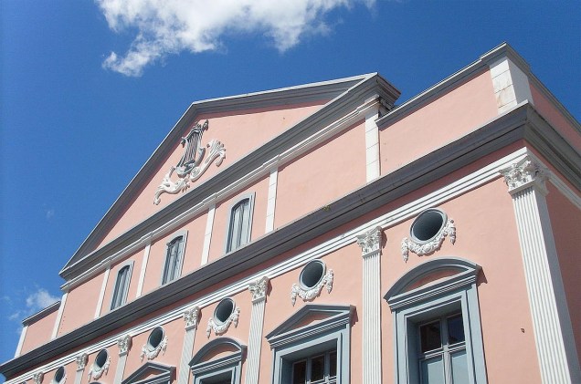 A fachada do teatro, construído no século 19, está sempre sendo restaurada