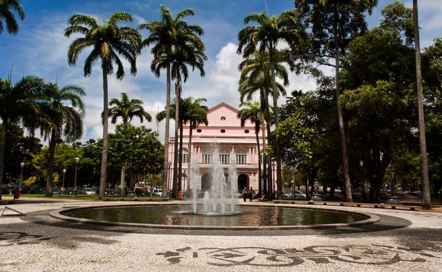 <a href="https://viajeaqui.abril.com.br/estabelecimentos/br-pe-recife-atracao-teatro-de-santa-isabel" rel="Teatro de Santa Isabel:"><strong>Teatro de Santa Isabel:</strong></a> a visita segue do hall de entrada do palco - Praça da República (Santo Antônio), aos domingos, das 14h às 17h <a href="https://viajeaqui.abril.com.br/estabelecimentos/br-pe-recife-atracao-teatro-de-santa-isabel" rel="Teatro de Santa Isabel:"><strong>Teatro de Santa Isabel:</strong></a> a visita segue do hall de entrada do palco - Praça da República (Santo Antônio), aos domingos, das 14h às 17h