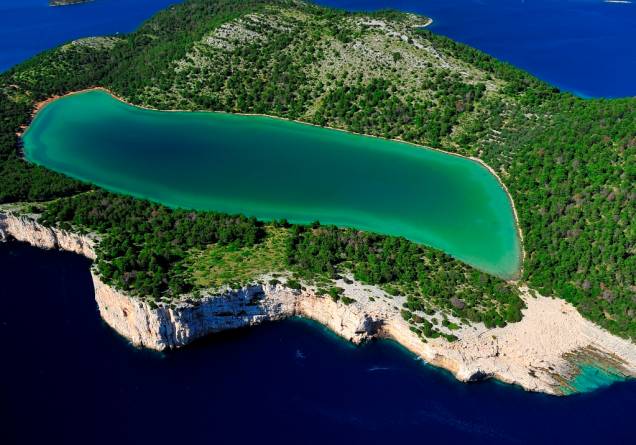 A <a href="http://viagemeturismo.abril.com.br/paises/croacia-3/">Croácia</a> possui um litoral recortado, repleto de ilhas paradisíacas