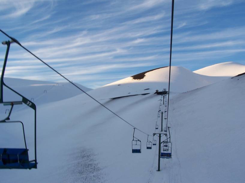 <strong>Antillanca, <a href="https://viajeaqui.abril.com.br/paises/chile" rel="Chile" target="_blank">Chile</a></strong>"Joia do sol” é o significado do nome deste centro invernal na língua mapuche. Isso porque a região é considerada bela, tanto no inverno, como verão. A estação, porém, é mais do que isso: são 28 pistas e 32 quilômetros de área dedicada ao esqui, a maior parte dela preferencialmente voltada aos níveis iniciante e intermediário. É até possível praticar o ski fora de pista! <strong>Antillanca, <a href="https://viajeaqui.abril.com.br/paises/chile" rel="Chile" target="_blank">Chile</a></strong>"Joia do sol” é o significado do nome deste centro invernal na língua mapuche. Isso porque a região é considerada bela, tanto no inverno, como verão. A estação, porém, é mais do que isso: são 28 pistas e 32 quilômetros de área dedicada ao esqui, a maior parte dela preferencialmente voltada aos níveis iniciante e intermediário. É até possível praticar o ski fora de pista!