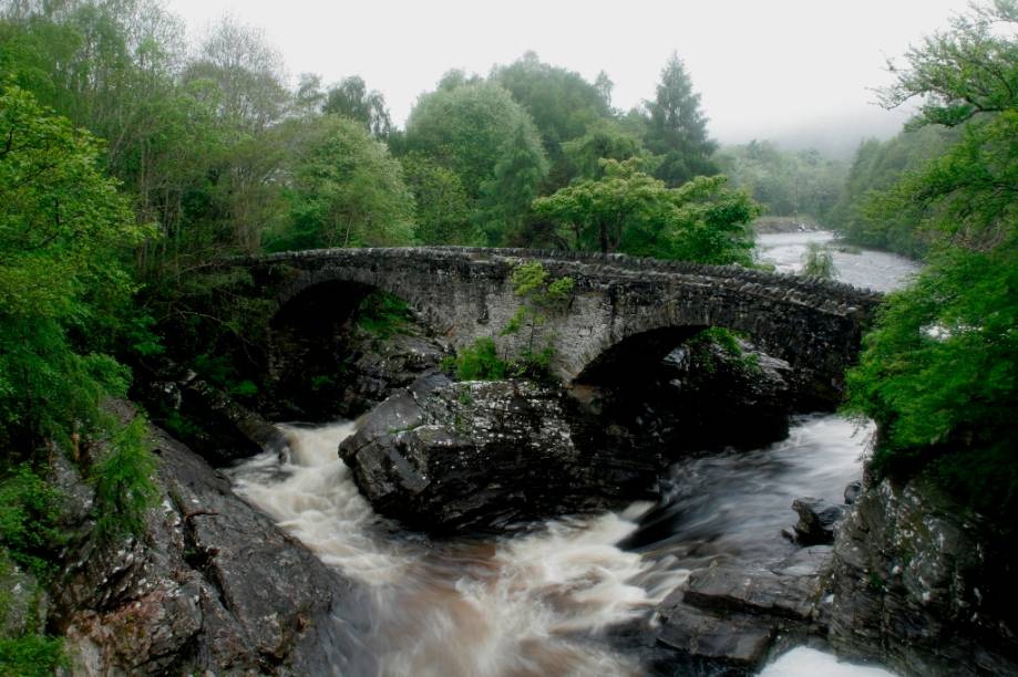 A ponte Telford atravessa o rio Moriston próximo ao vilarejo de Invermoriston