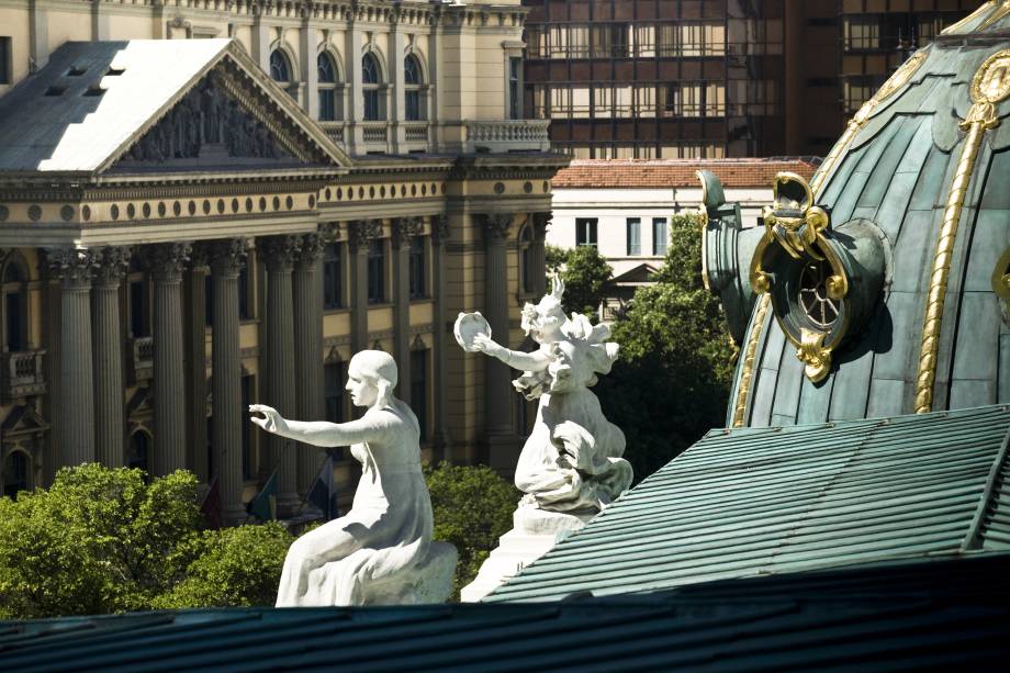 Detalhe do telhado do <a href="https://viajeaqui.abril.com.br/estabelecimentos/br-rj-rio-de-janeiro-atracao-theatro-municipal" rel="Theatro Municipal" target="_blank">Theatro Municipal</a>, no <a href="https://viajeaqui.abril.com.br/cidades/br-rj-rio-de-janeiro" rel="Rio de Janeiro" target="_blank">Rio de Janeiro</a>
