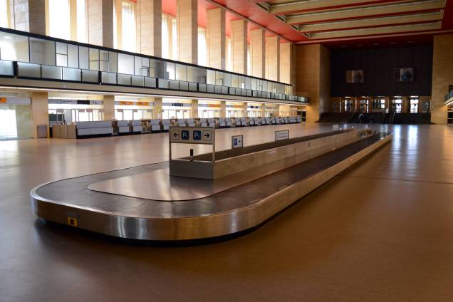 <strong>Tempelhof Airport, <a href="http://viajeaqui.abril.com.br/cidades/alemanha-berlim/fotos" rel="Berlim" target="_blank">Berlim</a>, <a href="http://viajeaqui.abril.com.br/paises/alemanha" rel="Alemanha" target="_blank">Alemanha</a></strong>Inaugurado há 96 anos, esse aeroporto já foi considerado um dos mais importantes da capital alemã, ao lado do Aeroporto de Berlim-Tegel e do Aeroporto de Berlim-Schönefeld. Construído em 1923, o local foi marcado como uma oficina de aeronaves, transporte de alimentos e até abrigo dos nazistas durante a Segunda Guerra Mundial. Suas atividades foram encerradas em 2008, provocando o abandono do local. Dois anos depois, o governo alemão decidiu transformá-lo em parque. Sua estrutura, no entanto, foi preservada e atiça a curiosidade de turistas. Hoje em dia, muitos eventos acontecem por aqui, como a edição de 2015 do Lollapalooza Alemanha