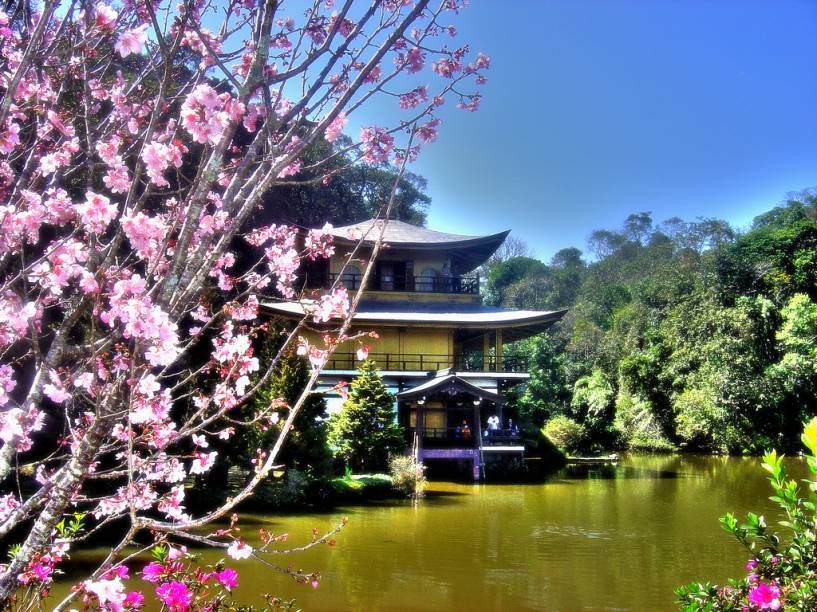 Kinkakuji, templo budista construído em Itapecerica, é uma réplica do Pavilhão Dourado de Kioto, no Japão
