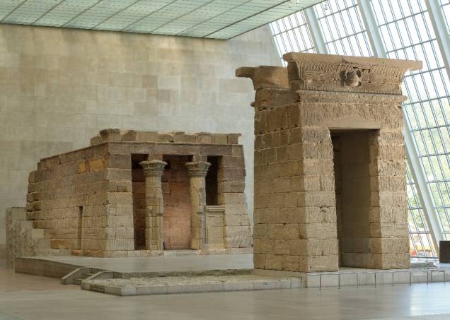 O Templo de Dendur foi um presente do Egito aos Estados Unidos por sua colaboração no resgate dos templos de Abu Simbel. Ele foi trasportado, peça por peça, para o coração de Nova York, onde hoje está exposto no Met