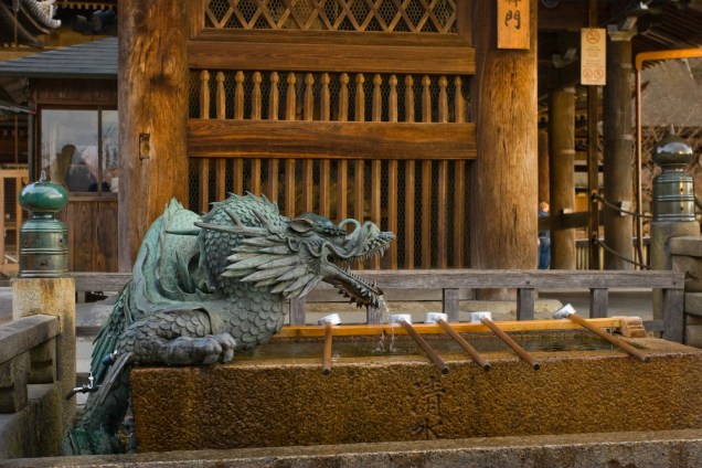 O templo Kiyomizudera é conhecido por suas límpidas fontes de água