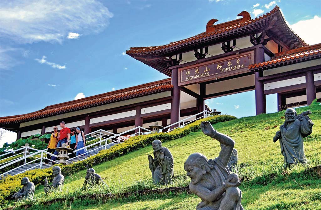 Ainda que você não siga o budismo nem acredite nessa filosofia, o Templo Zu Lai, em Cotia, e sua arquitetura oriental são verdadeiros convites a uma placidez digna dos tigres do Zooparque, em Itatiba