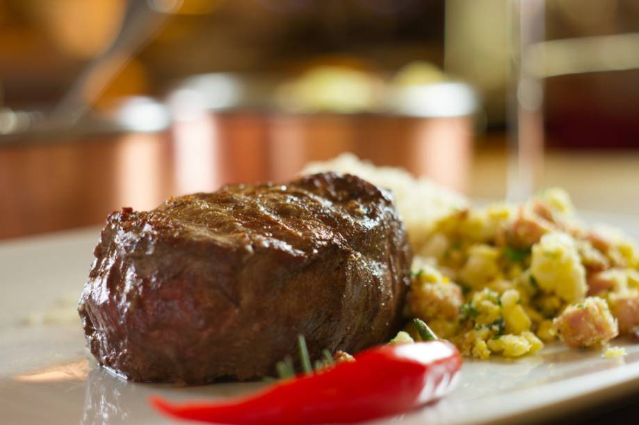 Bombom grelhado com arroz branco e farofa especial, prato principal do <a href="https://viajeaqui.abril.com.br/estabelecimentos/br-sp-sao-paulo-restaurante-templo-da-carne-marcos-bassi" rel="Templo da Carne Marcos Bassi"><strong>Templo da Carne Marcos Bassi</strong></a>, servido no jantar da São Paulo Restaurant Week 