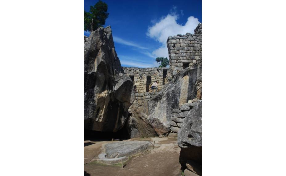 <strong>6. Templo do Condor</strong> Exemplo de arquitetura integrada à natureza, característica do apogeu do domínio inca na América do Sul. A pedra no solo representa o corpo da ave, cuja missão, na visão andina, é conduzir os mortos ao céu e fazer a conexão entre deuses e mortais. As paredes laterais formam as asas do condor, animal sagrado para os incas <strong>6. Templo do Condor</strong> Exemplo de arquitetura integrada à natureza, característica do apogeu do domínio inca na América do Sul. A pedra no solo representa o corpo da ave, cuja missão, na visão andina, é conduzir os mortos ao céu e fazer a conexão entre deuses e mortais. As paredes laterais formam as asas do condor, animal sagrado para os incas