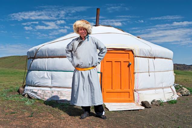 <strong>Mongólia: yurt</strong>Apesar de não passar de uma tenda, o yurt apresenta até que uma grande área de circulação em seu interior. Sua utilização é muito comum entre tribos nômades da <a href="http://viajeaqui.abril.com.br/continentes/asia" rel="Ásia" target="_blank">Ásia</a> Central, predominantemente na Mongólia, há mais de 3 mil anos. De forma circular, teto baixo e abobadado, é famoso por causa de sua cobertura, feita de lã ou feltro para proteger do frio. As paredes também têm várias camadas, que isolam o calor interno