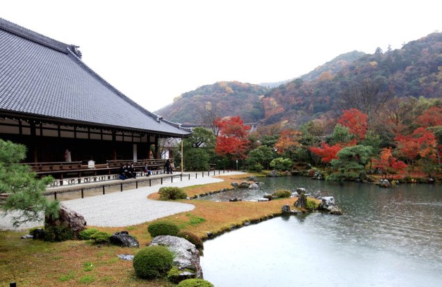 <strong>Tenryu-ji </strong> O templo é o mais importante do pitoresco bairro de Arashiyama, no lado oeste da cidade, e também figura na lista de Patrimônios Mundiais da UNESCO. Construído em 1339, ainda conserva o jardim original dessa época, criado pelo famoso monge Muso Soseki, um dos mais importantes designers de jardins japoneses. O nome do templo quer dizer, literalmente, “dragão do céu”, e faria referência a um sonho do irmão do então shogun Ashikaga Takauji, em que um dragão saía do rio próximo ao local do templo. O sonho foi interpretado como sinal de que o espírito do imperador recém-falecido Go-Daigo não estava em paz por ter sido traído por Takauji, que se recusou a apoiá-lo na restauração do poder imperial. Takauji, que se tornou shogun após a morte do imperador, ordenou a construção do templo para acalmar o espírito de Go-Daigo. Próximo ao templo está a famosa floresta de bambu de Arashiyama, que definitivamente vale uma visita.