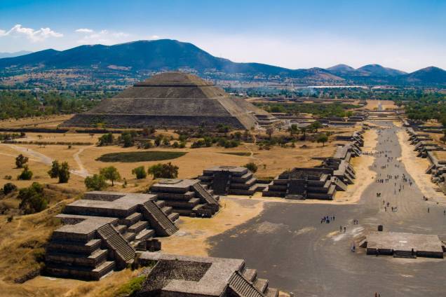 As pirâmides de Teotihuacan, a morada dos deuses, ficam a cerca de 50 km da <a href="http://viajeaqui.abril.com.br/cidades/mexico-cidade-do-mexico" rel="Cidade do México" target="_blank">Cidade do México</a>