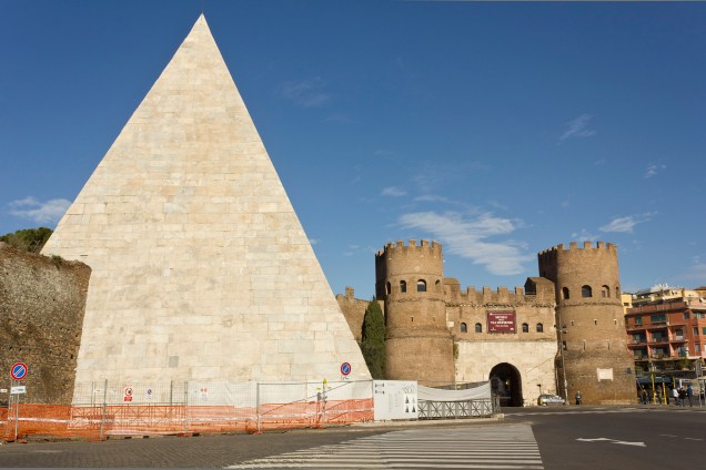 Restaurada para a sua cor original, branca como o mármore de Carrara, a Pirâmide fica ao lado da Porta San Paolo, em Testaccio, Roma