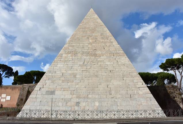 A Pirâmide, uma dos maiores atrações do bairro de Testaccio, em Roma