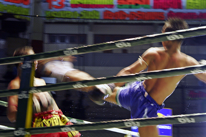 Sinta a atmosfera esquentar conforme aumentam as apostas em ferozes combates de <em>muay thai</em>. Paradoxalmente, o esporte nacional da Tailândia possui uma aura de pureza e muito respeito