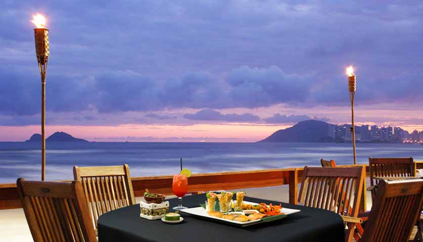 <strong><a href="https://viajeaqui.abril.com.br/estabelecimentos/br-sp-guaruja-restaurante-thai" rel="Thai">Thai</a> (<a href="https://viajeaqui.abril.com.br/cidades/br-sp-guaruja" rel="Guarujá">Guarujá</a>, <a href="https://viajeaqui.abril.com.br/estados/br-sao-paulo" rel="SP">SP</a>)</strong> <br /><br />O menu preparado para celebrar a data (R$ 82 + 10% de taxa de serviço) reúne pratos tradicionais do <strong>Songkran</strong>, como o <strong>Gaeng Kiew Wahn Gai</strong>, um frango em green curry tailandês, servido com arroz jasmim , o <strong>Khao Phat Pu</strong> - fried rice de siri e o <strong>Khao phat koong</strong> - fried rice de camarão. Na sobremesa, a sugestão é o <strong>Khanom bua loi - </strong>bombons de inhame com coco ralado e em calda.  