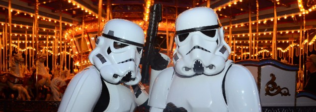 <strong>Mistura de cinema e corrida na Disney</strong>De 14 a 17 de abril, pelas ruas da Disney de Orlando, os fãs da saga Star Wars podem participar das corridas temáticas The Dark Side (bit.ly/run_sw) nas distâncias de meia-maratona (US$ 222), 10K (US$ 123) e 5K (US$ 82). O roteiro de cinco noites no <a href="https://disneyworld.disney.go.com/pt-br/resorts/pop-century-resort/" rel="Pop Century" target="_blank">Pop Century</a> tem transfers para o evento. <strong>Quem leva:</strong> <a href="https://stellabarros.com.br" rel="STELLA BARROS" target="_blank">STELLA BARROS</a><strong>Quanto: d</strong>esde US$ 1.365 (sem as taxas de inscrição)
