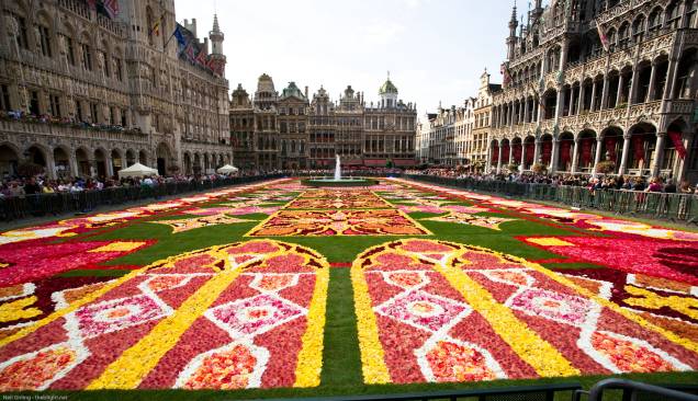 Se você estiver de passagem pela Bélgica em junho, não deixe de assistir a celebração de Corpus Christi na Grand Place (foto), no coração da cidade de <a href="http://viajeaqui.abril.com.br/cidades/belgica-bruxelas" rel="Bruxelas" target="_blank">Bruxelas</a>. Antes de se espalhar pelo mundo, o país foi o pioneiro ao realizar a festa cristã na Idade Média, em Liège