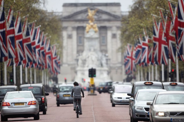 Pegando o caminho de volta para o <strong>St. James’s Park </strong>você chega à <strong>The Mall</strong>, a linda avenida que será ponto de partida e chegada da maratona olímpica, da marcha atlética e do ciclismo de estrada. O asfalto é pintado de vermelho e lembra um tapete Pegando o caminho de volta para o <strong>St. James’s Park </strong>você chega à <strong>The Mall</strong>, a linda avenida que será ponto de partida e chegada da maratona olímpica, da marcha atlética e do ciclismo de estrada. O asfalto é pintado de vermelho e lembra um tapete