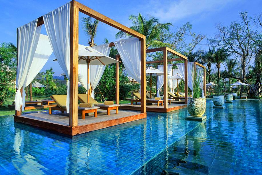 Belos jardins e uma imensa piscina são apenas alguns dos destaques desse luxuso hotel, repleto de amenidades para seus hóspedes <em><a href="https://www.booking.com/hotel/th/the-sarojin.pt-br.html?aid=332455&label=viagemabril-as-piscinas-mais-incriveis-do-mundo" target="_blank">Veja os preços do The Sarojin no Booking.com</a></em> Belos jardins e uma imensa piscina são apenas alguns dos destaques desse luxuso hotel, repleto de amenidades para seus hóspedes <em><a href="https://www.booking.com/hotel/th/the-sarojin.pt-br.html?aid=332455&label=viagemabril-as-piscinas-mais-incriveis-do-mundo" target="_blank">Veja os preços do The Sarojin no Booking.com</a></em>