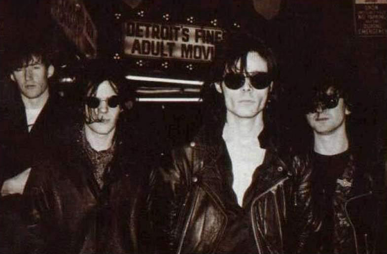 <strong>SISTERS OF MERCY</strong><br />              <br />              A banda britânica de rock gótico formada nos anos 1980 parou de lançar discos novos nos anos 90, mas isto não importa. Eles costumam tocar algumas poucas faixas inéditas e várias dos álbuns já lançados – e fã que é fã não perde a chance de relembrar os clássicos.                            <strong>Onde e Quando: </strong>São Paulo, dia 10 de março, Via Funchal                            <strong>Ingressos:</strong> Os ingressos estão na página da própria casa de shows, <a href="https://www.viafunchal.com.br/shows.asp?ID=537 " rel="Via Funchal" target="_blank">Via Funchal</a>