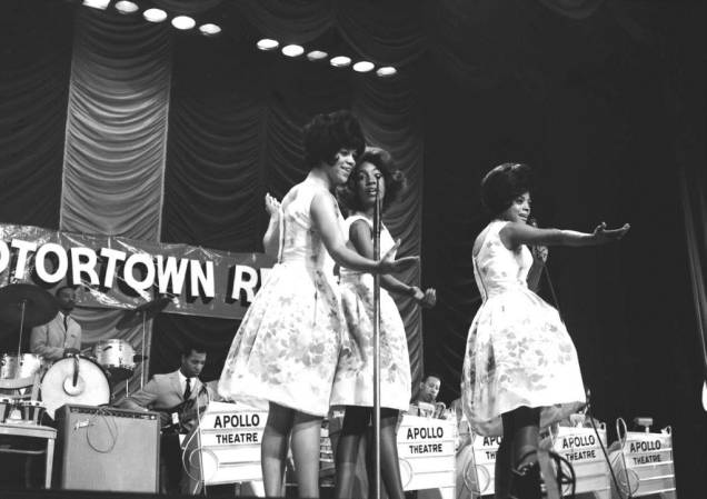 Foto das Supremes, em apresentação no Apollo Theatre, parte de exposição especial no Museu Nacional de História Americana Foto das Supremes, em apresentação no Apollo Theatre, parte de exposição especial no Museu Nacional de História Americana