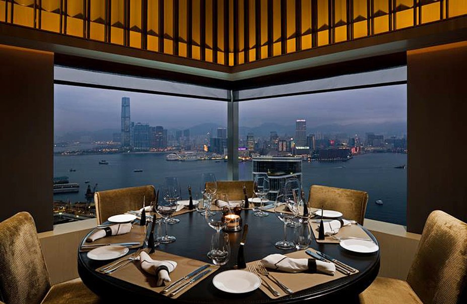 <strong>19. The Upper House, <a href="https://viajeaqui.abril.com.br/cidades/china-hong-kong/fotos" rel="Hong Kong" target="_blank">Hong Kong</a>, <a href="https://viajeaqui.abril.com.br/paises/china/fotos" rel="China" target="_blank">China</a></strong>Com design de Andre Fu, um dos mais proeminentes artistas de Hong Kong, o hotel esbanja luxo e refinamento. A decoração moderna com obras de artistas contemporâneos chineses acompanha o conforto e o serviço personalizado do estabelecimento. O restaurante tem uma vista fantástica do Victoria Harbour.Mês mais barato para se hospedar: Fevereiro
