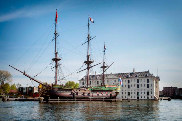 O <a href="http://viajeaqui.abril.com.br/estabelecimentos/holanda-amsterda-atracao-museu-maritimo" rel="Museu Marítimo de Amsterdã" target="_blank">Museu Marítimo de Amsterdã</a> ocupa a antiga sede da marinha holandesa. Próximo ao museu está ancorada uma réplica de um navio da Companhia Holandesa das Índias Ocidentais
