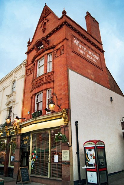 <strong>The White Horse</strong>        De uma antiga coxia de cavalos a um dos pubs que tratam com mais reverência a cerveja em Londres. Apesar dos atributos (prédio histórico, lareiras), o que importa aqui é desfrutar das lagers (Urquell, Veltin, Schiehallion), da mild (Black Cat), das bitters (JHB, Harvey’s) e, claro, das real ales. Marcas como Sambrook’s, Blue Moon, The Usual e Broadside ficam acondicionadas em barris de uísque no subsolo do pub, sob os cuidados de Jamie Percivel, cellarman que areja os tonéis e zela pelo seu conteúdo. <em>1-3 Parson’s Green, Chelsea</em>