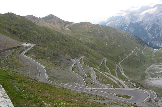 Ela sai de Davos, na Suíça, e vai até Stelvio, na Itália. O Passo Stelvio tem 60 curvas ao longo de 144 quilômetros, e curvas beeeem estreitas. Enquanto tenta não derrapar, o motorista pode exercitar a visão periférica espiando uma paisagem alpina absurdamente bonita, que vale cada viradinha no volante. A estrada passa por dentro do Parque Nacional de Stelvio, ao lado do lago di Livigno (felizmente em um trecho de 10 quilômetros em linha reta), pertinho de vacas balançando guizos. Tudo a prosaicos 2 757 metros de altura. Ela sai de Davos, na Suíça, e vai até Stelvio, na Itália. O Passo Stelvio tem 60 curvas ao longo de 144 quilômetros, e curvas beeeem estreitas. Enquanto tenta não derrapar, o motorista pode exercitar a visão periférica espiando uma paisagem alpina absurdamente bonita, que vale cada viradinha no volante. A estrada passa por dentro do Parque Nacional de Stelvio, ao lado do lago di Livigno (felizmente em um trecho de 10 quilômetros em linha reta), pertinho de vacas balançando guizos. Tudo a prosaicos 2 757 metros de altura.