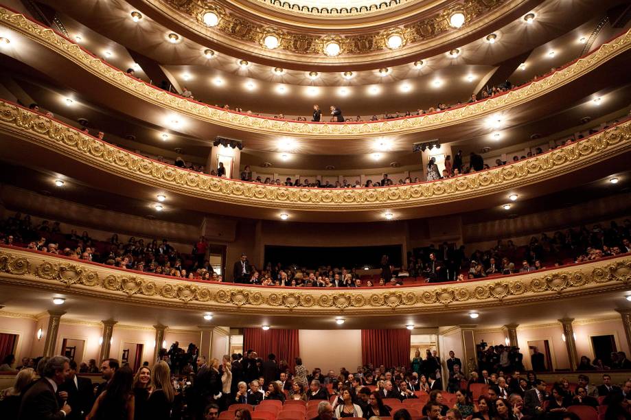 Somando os balcões, camarotes e cadeiras, o <a href="https://viajeaqui.abril.com.br/estabelecimentos/br-rj-rio-de-janeiro-atracao-theatro-municipal" rel="Theatro Municipal" target="_blank">Theatro Municipal</a> do <a href="https://viajeaqui.abril.com.br/cidades/br-rj-rio-de-janeiro" rel="Rio de Janeiro" target="_blank">Rio de Janeiro</a> tem capacidade máxima de 2244 pessoas