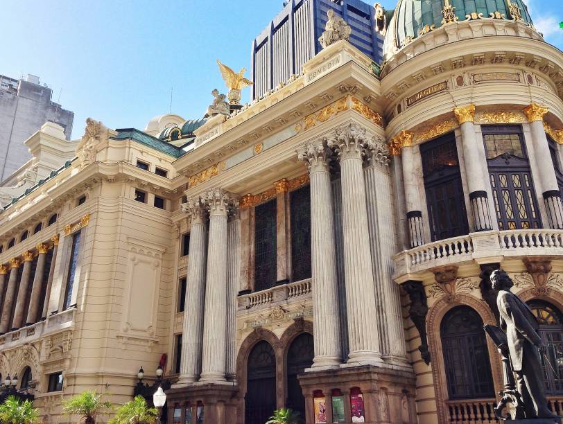 O <a href="https://viajeaqui.abril.com.br/estabelecimentos/br-rj-rio-de-janeiro-atracao-theatro-municipal" rel="Theatro Municipal" target="_blank">Theatro Municipal</a> foi construído em frente à Praça Floriano, também conhecida como Cinelândia, no centro do <a href="https://viajeaqui.abril.com.br/cidades/br-rj-rio-de-janeiro" rel="Rio de Janeiro (RJ)" target="_blank">Rio de Janeiro (RJ)</a>
