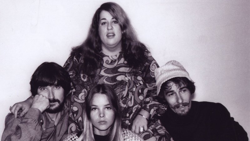 <strong>THE MAMAS & THE PAPAS</strong>            É difícil encontrar alguém que nunca tenha ouvido as músicas <em>California Dreamin</em>,<em> Dream a Little Dream of Me, Age Of Aquarius </em>e <em>Monday, Monday,</em> imortalizadas nas vozes do grupo The Mamas and the Papas. Ainda que não seja a formação original, a banda símbolo do movimento hippie pisa no Brasil para fazer apresentações pra fã nenhum botar defeito.            <strong>Onde e Quando: </strong>Brasília (DF), dia 24 de março, no Minas Brasília Tenis Clube. Florianópolis (SC), dia 30, no Teatro Pedro Ivo. Criciúma (SC), dia 31, no Teatro Elias Angeloni            <strong>Ingressos:</strong> Os do show em Brasília estão no site <a href="https://www.ingressorapido.com.br/Evento.aspx?ID=19641" rel="Ingresso Rápido" target="_blank">Ingresso Rápido</a>. Os de Florianópolis e Criciúma, no site <a href="https://www.blueticket.com.br/?secao=Eventos&q=The+Mamas+e+The+Papas " rel="Blue Ticket " target="_blank">Blue Ticket </a> <strong>THE MAMAS & THE PAPAS</strong>            É difícil encontrar alguém que nunca tenha ouvido as músicas <em>California Dreamin</em>,<em> Dream a Little Dream of Me, Age Of Aquarius </em>e <em>Monday, Monday,</em> imortalizadas nas vozes do grupo The Mamas and the Papas. Ainda que não seja a formação original, a banda símbolo do movimento hippie pisa no Brasil para fazer apresentações pra fã nenhum botar defeito.            <strong>Onde e Quando: </strong>Brasília (DF), dia 24 de março, no Minas Brasília Tenis Clube. Florianópolis (SC), dia 30, no Teatro Pedro Ivo. Criciúma (SC), dia 31, no Teatro Elias Angeloni            <strong>Ingressos:</strong> Os do show em Brasília estão no site <a href="https://www.ingressorapido.com.br/Evento.aspx?ID=19641" rel="Ingresso Rápido" target="_blank">Ingresso Rápido</a>. Os de Florianópolis e Criciúma, no site <a href="https://www.blueticket.com.br/?secao=Eventos&q=The+Mamas+e+The+Papas " rel="Blue Ticket " target="_blank">Blue Ticket </a>