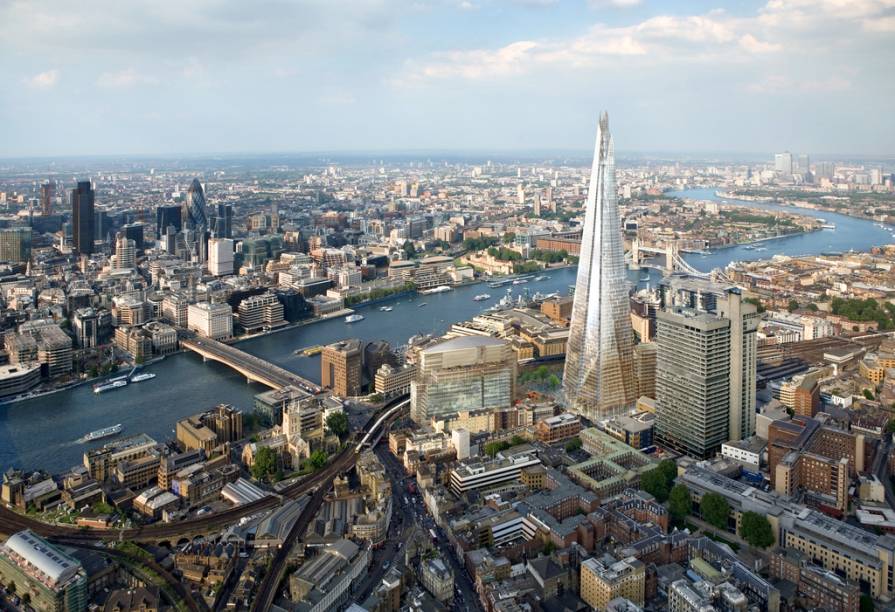 <strong>The Shard, Londres, Reino Unido</strong>Tão ou mais polêmico do que o estranhérrimo "Gherkin" (cujo nome oficial é 30 St Mary Axe), o Shard agora é dono absoluto dos céus de <a href="https://viajeaqui.abril.com.br/cidades/reino-unido-londres" rel="Londres">Londres</a>. São mais de 300 metros de aço, concreto e vidro concebidos por Renzo Piano, o homem por trás de ícones arquitetônicos como a sede do New York Times, o aeroporto internacional de Kansai e o Centro Pompidou (este em parceria com Richard Rogers)